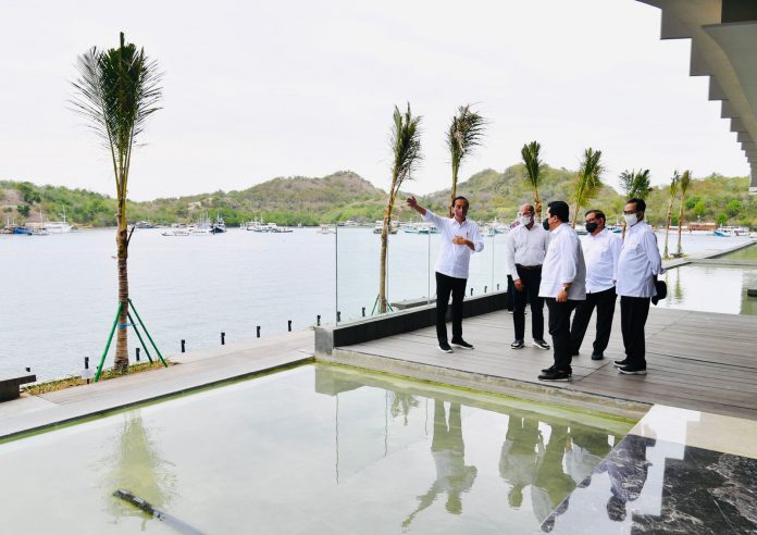 Presiden Joko Widodo meresmikan penataan Kawasan Puncak Waringin, Kawasan Batu Cermin, dan delapan ruas jalan di Labuan Bajo dalam kunjungan kerjanya ke Provinsi Nusa Tenggara Timur.