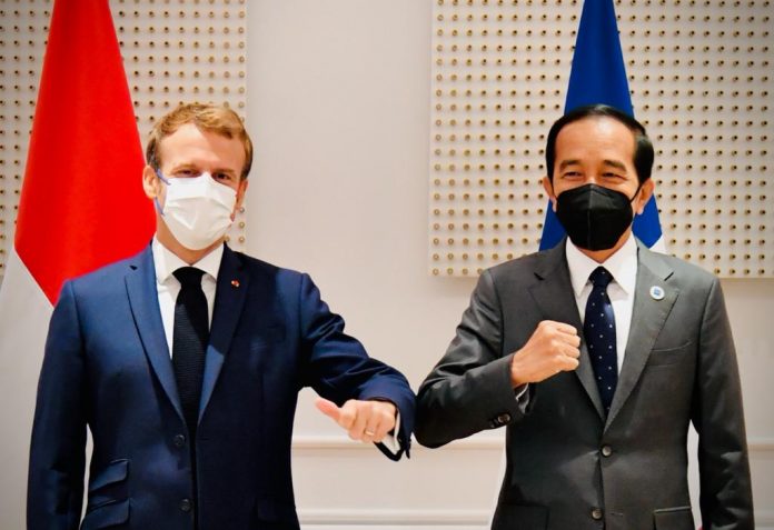 Presiden Joko Widodo saat mengadakan pertemuan bilateral dengan Presiden Prancis Emmanuel Macron di Hotel Splendide Royal, Roma, Italia, pada Sabtu, 30 Oktober 2021