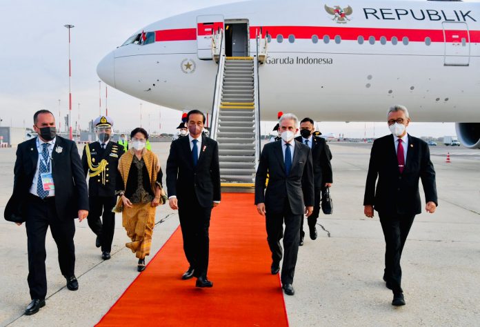 Presiden Joko Widodo tiba di Bandara Fiumicino, Roma, Italia