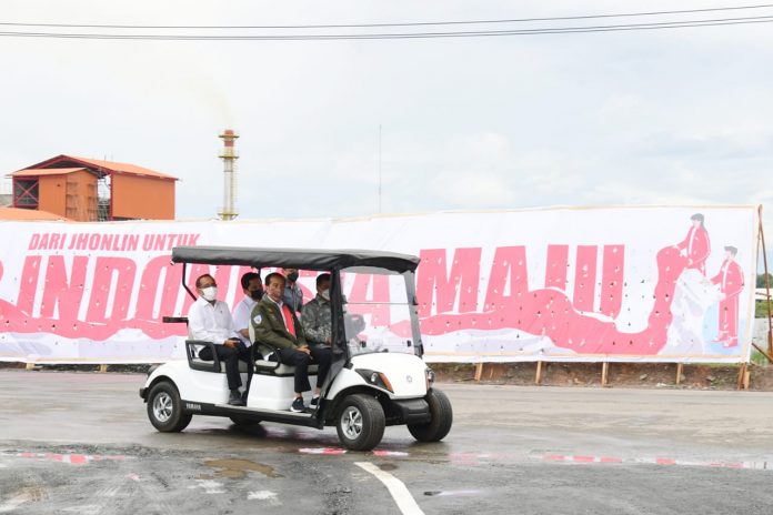 Presiden Jokowi meresmikan pabrik biodiesel milik PT Jhonlin Agro Raya di Kabupaten Tanah Bumbu