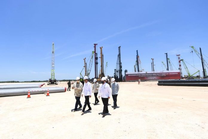 Presiden saat melakukan groundbreaking pembangunan smelter PT Freeport Indonesia di KEK Gresik, Kabupaten Gresik, Provinsi Jawa Timur