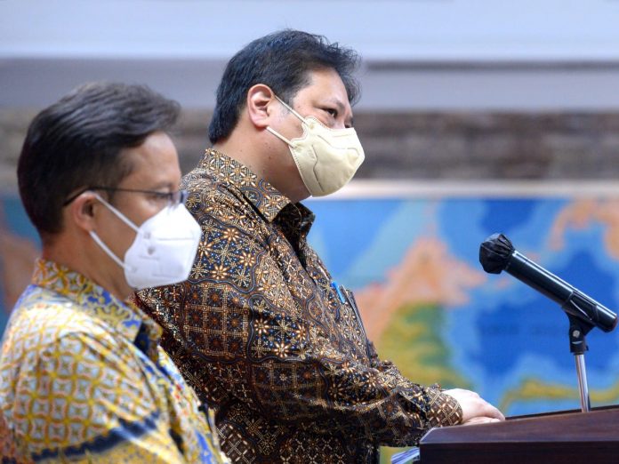 Menteri Koordinator Bidang Perekonomian Airlangga Hartarto bersama Menteri Kesehatan Budi Gunadi Sadikin memberikan keterangan pers terkait perkembangan PPKM
