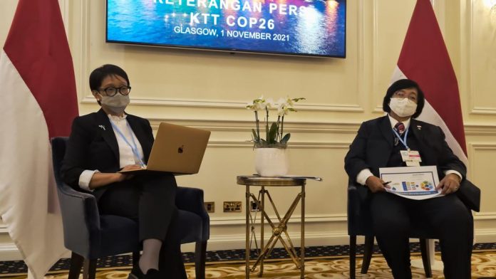 Menteri Lingkungan Hidup dan Kehutanan Siti Nurbaya Bakar dan Menteri Luar Negeri memberikan keterangan pers terkait KTT COP26 di Skotlandia