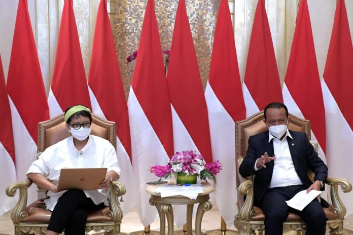 Menteri Luar Negeri Retno Marsudi bersama Menteri Investasi atau Kepala BKPM Bahlil Lahadalia memberikan keterangan pers terkai kunjungan kerja Presiden Jokowi di Dubai, Uni Emirat Arab