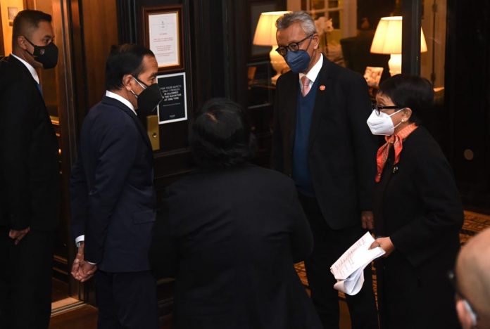 Presiden Joko Widodo berbincang bersama beberapa menteri di Hotel tempat bermalam di Glasgow, Skotlandia, pada Minggu, 31 Oktober 2021