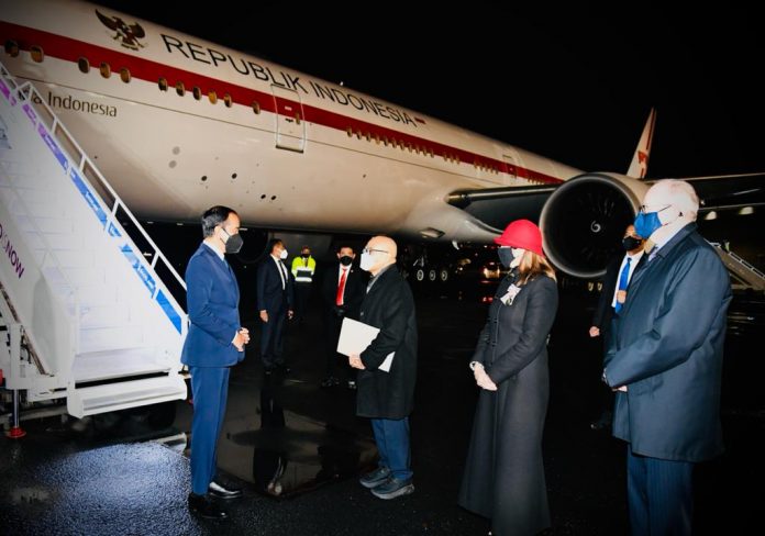 Presiden Joko Widodo dan rombongan mendarat di Bandara Internasional Glasgow Prestwick di Glasgow, Skotlandia, pada Minggu, 31 Oktober 2021