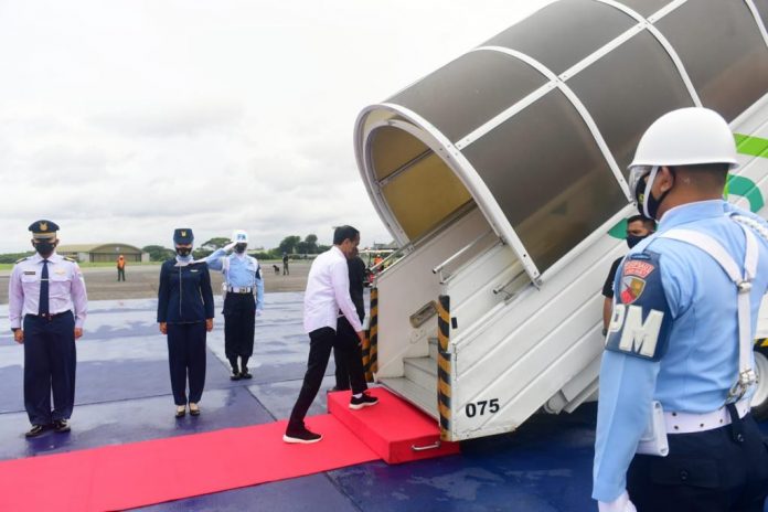 Presiden Joko Widodo melakukan kunjungan kerja ke Provinsi Sulawesi Selatan untuk meresmikan Bendungan Karalloe dan menanam jagung