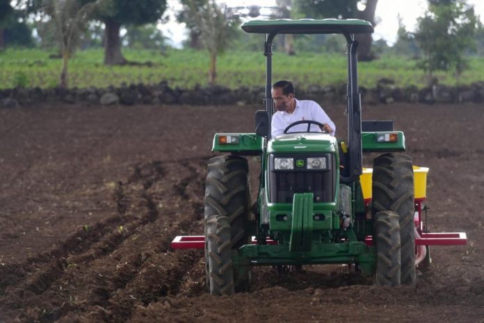 Presiden Joko Widodo melakukan penanaman jagung di area pertanian di Kecamatan Kelara, Kabupaten Jeneponto dengan menggunakan traktor
