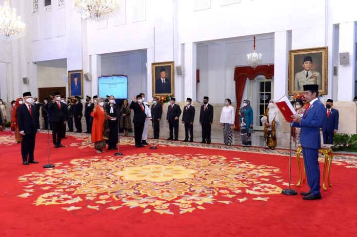 Presiden Joko Widodo melantik 12 duta besar luar biasa dan berkuasa penuh untuk sejumlah negara sahabat di Istana Negara, Jakarta, pada Rabu, 17 November 2021.