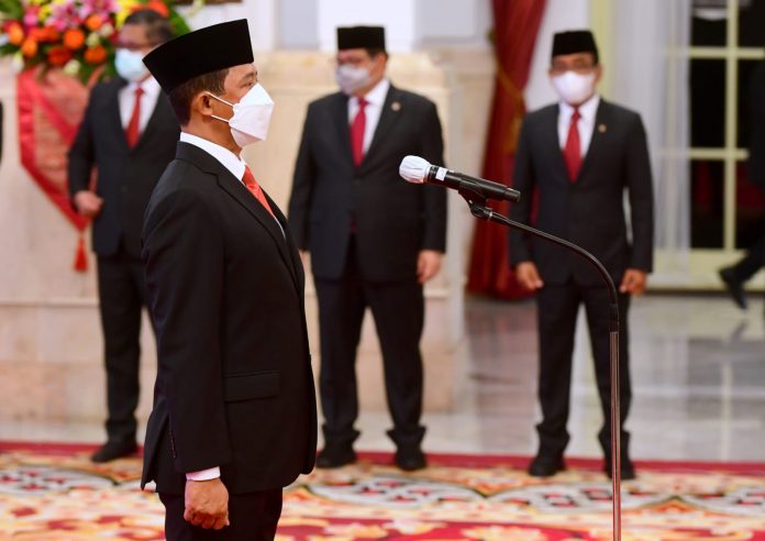 Presiden Joko Widodo melantik Suharyanto sebagai Kepala Badan Nasional Penanggulangan Bencana di Istana Negara, Jakarta, pada Rabu, 17 November 2021.