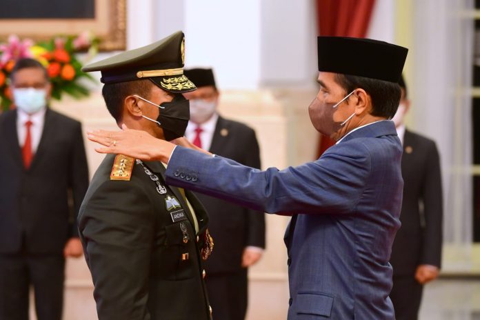 Presiden Joko Widodo melantik dan mengambil sumpah jabatan Jenderal Andika Perkasa sebagai Panglima Tentara Nasional Indonesia di Istana Negara
