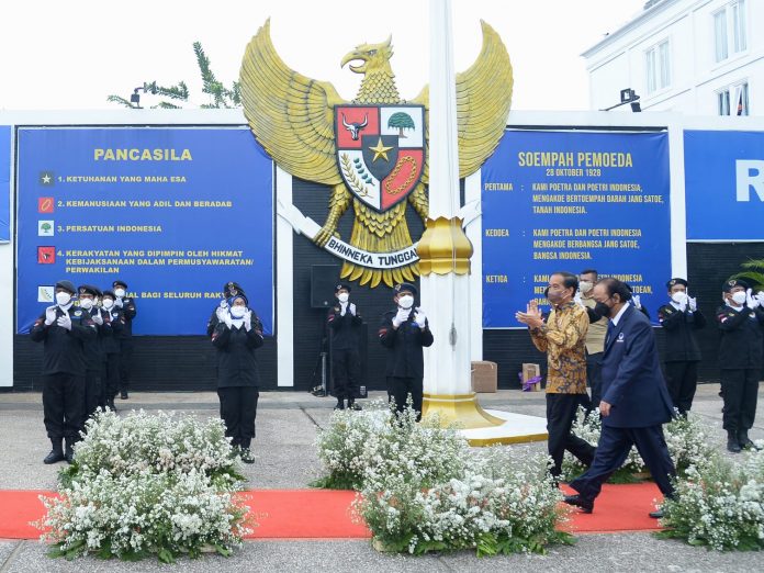 Presiden Joko Widodo memberikan sambutan pada peringatan hari ulang tahun ke-10 Partai Nasional Demokrat yang digelar di Auditorium Ki Hajar Dewantara
