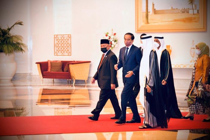 Presiden Joko Widodo mendarat di Terminal Kepresidenan Bandara Internasional Abu Dhabi sekitar pukul 22.50 waktu setempat (WS) atau Rabu, 3 November 2021 pukul 01.50 WIB.