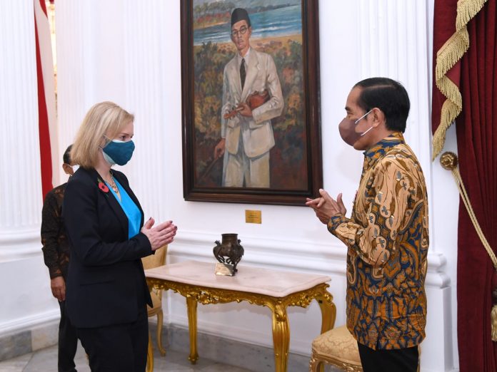 Presiden Joko Widodo menerima kunjungan kehormatan Menteri Luar Negeri Inggris Elizabeth Truss di Istana Merdeka, Jakarta, pada Kamis, 11 November 2021.