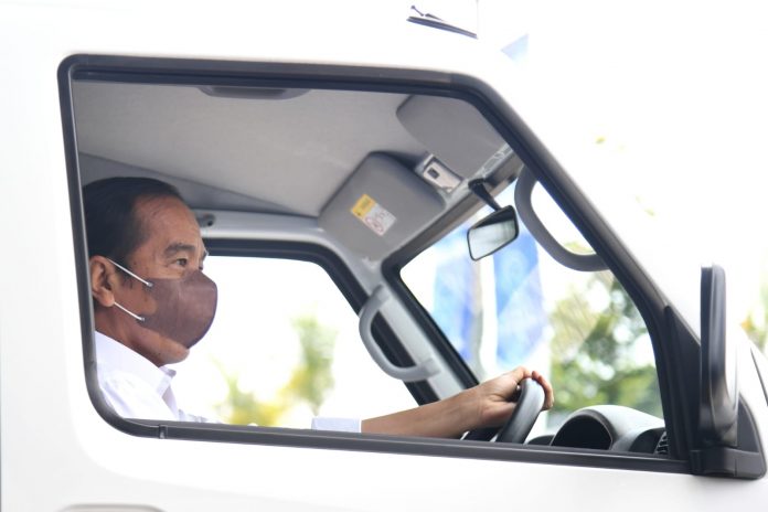 Presiden Joko Widodo menjajal mobil listrik Mitsubishi Minicab Miev di pelataran depan gedung ICE BSD City