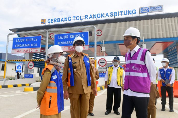 Presiden Joko Widodo meresmikan jalan tol Serang-Panimbang seksi I ruas Serang-Rangkasbitung di Gerbang Tol Rangkasbitung, Kabupaten Lebak, Provinsi Banten pada Selasa, 16 November 2021.