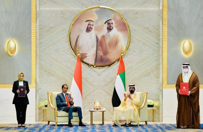 Presiden Jokowi bersama Pangeran MBR menyaksikan pertukaran sejumlah nota kesepahaman atau Memorandum of Understanding (MoU) di Persatuan Emirat Arab