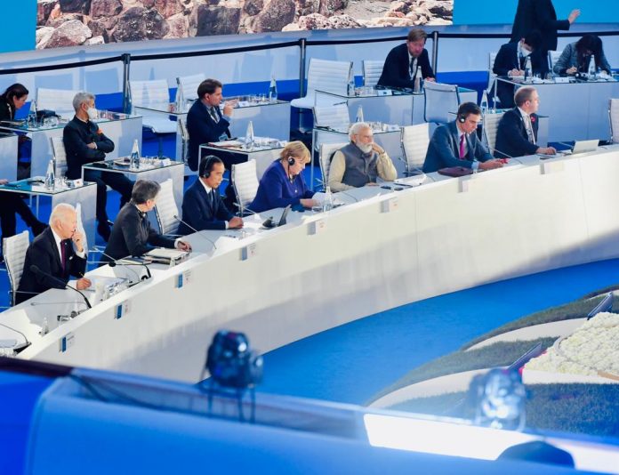 Presiden Jokowi menyampaikan pandangannya pada KTT Rantai Pasok Global yang digelar di sela-sela KTT G20 di La Nuvola, Roma, Italia, pada Minggu, 31 Oktober 2021.