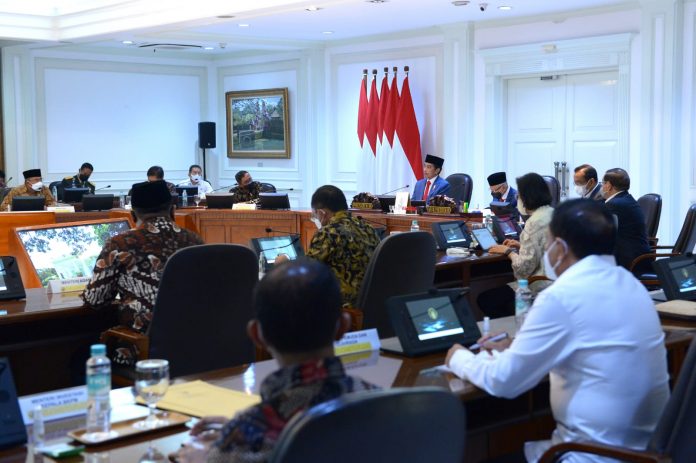 Presiden saat memberikan arahan dalam Sidang Kabinet Paripurna di Kantor Presiden, Jakarta, pada Rabu, 17 November 2021.
