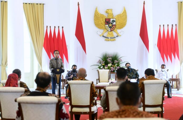 Presiden saat memberikan arahan kepada Dewan Komisaris dan Direksi PT Pertamina dan PT PLN di Istana Kepresidenan Bogor, pada Selasa, 16 November 2021