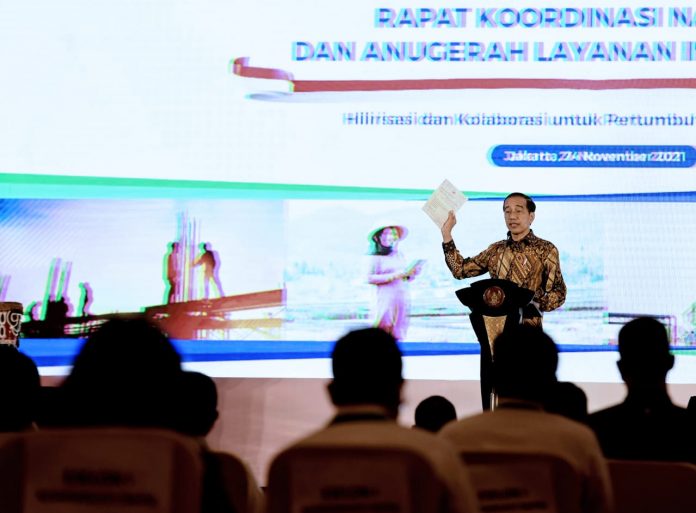 Presiden saat memberikan pengarahan sekaligus membuka Rapat Koordinasi Nasional dan Anugerah Layanan Investasi Tahun 2021 di Ballroom Hotel Ritz-Carlton, Jakarta Selatan, pada Rabu, 24 November 2021.