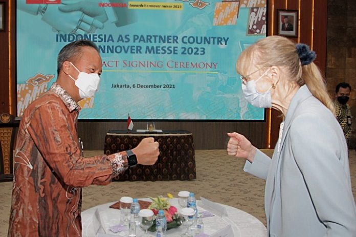 Menteri Perindustrian Agus Gumiwang Kartasasmita pada acara Penandatanganan Kontrak Indonesia Partner Country Hannover Messe 2023 di Jakarta, Senin