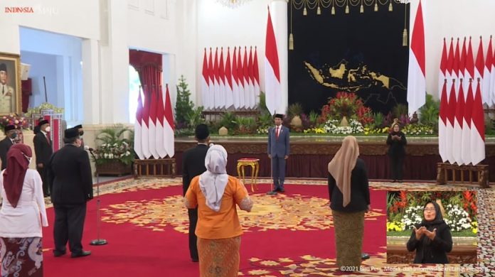 Presiden Joko Widodo melantik keanggotaan Komisi Nasional Disabilitas di Istana Negara