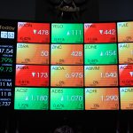 Lanjut Terkoreksi, IHSG Jumat Siang Melemah ke Level 8.219