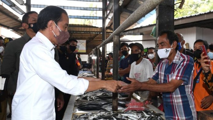 Presiden Joko Widodo membagikan bantuan langsung tunai bagi para pedagang kaki lima dan warung di Pasar Kebun Lada, Kota Binjai, Provinsi Sumatera Utara, pada Jumat, 4 Februari 2022.