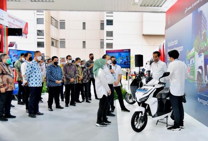 Presiden Jokowi pada Peluncuran Kolaborasi Pengembangan Ekosistem Kendaraan Listrik, Selasa (22.02.2022), di SPBU Pertamina MT. Haryono, Jakarta. (Foto BPMI Setpres)