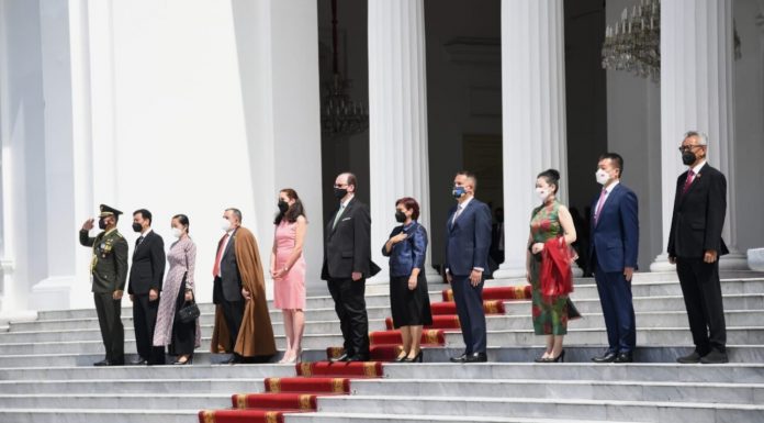 Enam duta besar negara-negara sahabat di tangga Istana Merdeka, Jakarta, pada Rabu, 2 Maret 2022