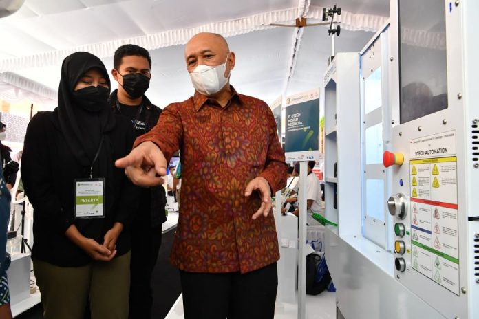 Menkop UKM Teten Masduki meninjau pameran produk UMKM di acara Business Matching Belanja Produk Dalam Negeri 2022 di Nusa Dua Bali, Kamis, 24 Mar 2022 (Foto InfoPublik)