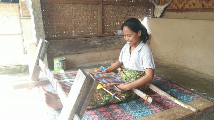 Pengrajin tenun di Desa Sade, kampung asli Suku Sasak, Pulau Lombok, Nusa Tenggara Barat (Foto Infopublik)