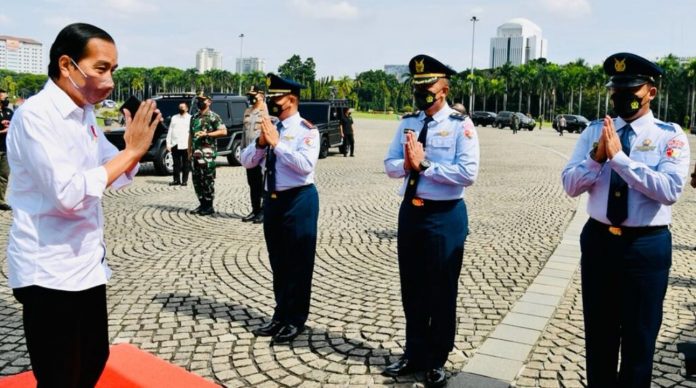 Presiden Joko Widodo bertolak menuju Pelabuhan Patimban, Kabupaten Subang, Provinsi Jawa Barat melalui helipad Monumen Nasional, Jakarta, sekitar pukul 09.40 WIB, pada Selasa, 8 Maret 2022.