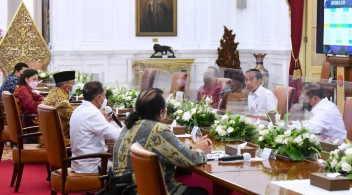 Presiden Joko Widodo memimpin rapat terbatas yang membahas tentang ASEAN Para Games 2022 di Istana Merdeka, Jakarta, pada Selasa, 22 Maret 2022.