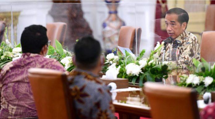 Presiden Joko Widodo menerima kedatangan sejumlah petani sawit swadaya di Istana Merdeka, Jakarta, pada Rabu, 23 Maret 2022.