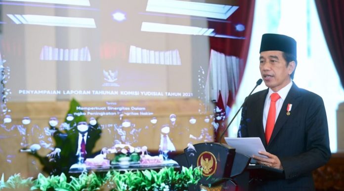 Presiden Joko Widodo menyampaikan sambutan secara virtual dalam penyampaian Laporan Tahunan Komisi Yudisial Tahun 2021 pada Rabu, 9 Maret 2022.