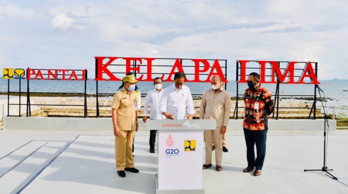 Presiden Joko Widodo meresmikan penataan kawasan Kota Kupang dalam kunjungan kerjanya ke Provinsi Nusa Tenggara Timur (NTT), Kamis, 24 Maret 2022.