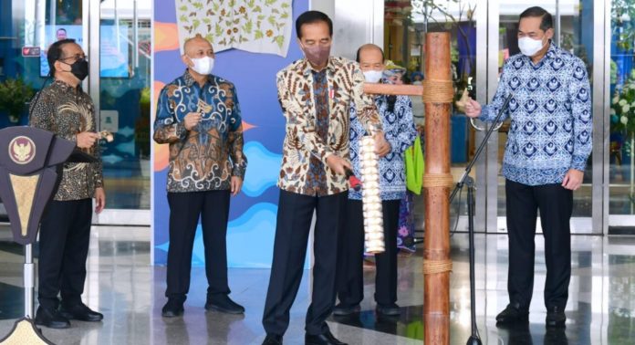 Presiden Joko Widodo secara resmi membuka pagelaran The 22nd Jakarta International Handicraft Trade Fair (INACRAFT) 2022 di Jakarta Convention Center (JCC), Jakarta, pada Rabu, 23 Maret 2022.