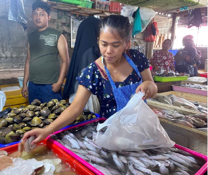 Salah satu pedagang melayani pembeli di Pasar Ikan Kedonganan Denpasar Bali (Foto Ninda Hapsari)