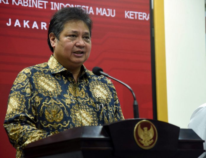 Menko Ekon Airlangga Hartarto memberikan keterangan pers usai Ratas PPKM di Istana Merdeka, Jakarta, 4 April 2022 (Foto Humas Setkab)