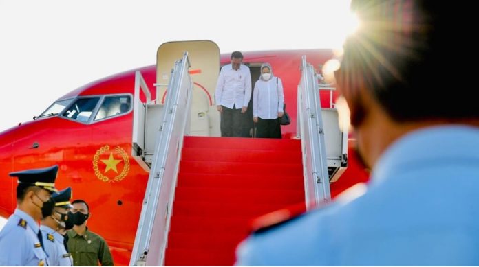 Presiden Joko Widodo didampingi Ibu Iriana Joko Widodo bertolak menuju Provinsi Jambi dari Bandara Internasional Soekarno-Hatta, Tangerang, pada Kamis, 7 April 2022.