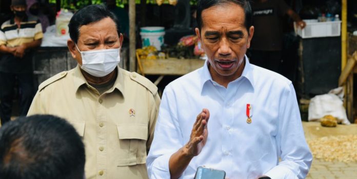 Presiden Joko Widodo memberikan keterangan pers di Pasar Bangkal Baru, Kabupaten Sumenep, Provinsi Jawa Timur, pada Rabu, 20 April 2022