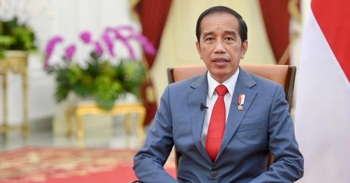 Presiden Joko Widodo memberikan keterangan terkait pelantikan anggota KPU dan Bawaslu di Istana Merdeka, Jakarta, Selasa, 12 April 2022.
