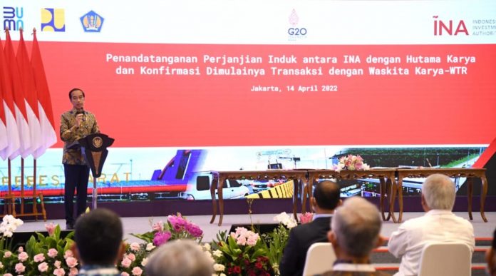 Presiden Joko Widodo memberikan sambutan pada acara penandatanganan perjanjian induk INA dengan Hutama Karya dan Waskita Karya di Gedung Djuanda I, Kementerian Keuangan, Jakarta, Kamis, 14 April 2022.