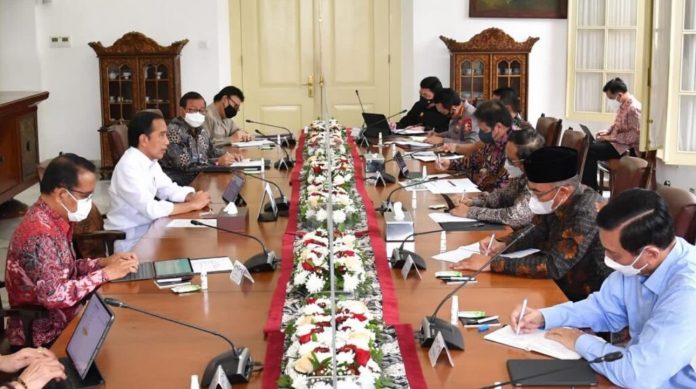 Presiden Joko Widodo memimpin rapat terbatas yang membahas tentang persiapan pemilihan umum dan pemilihan kepala daerah serentak
