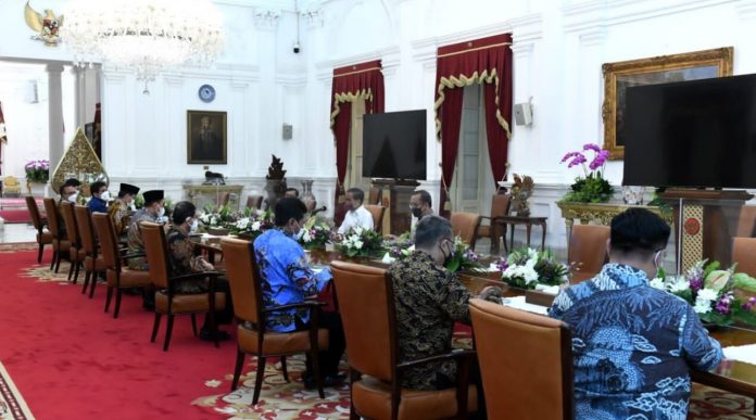 Presiden Joko Widodo menerima para pimpinan Ombudsman Republik Indonesia di Istana Merdeka, Jakarta, pada Selasa, 12 April 2022.