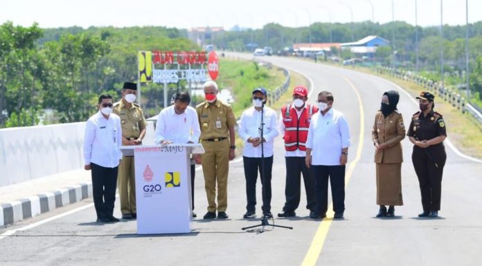 Presiden Joko Widodo meresmikan Jalan Lingkar Brebes-Tegal di Jembatan Kaligangsa, Kabupaten Brebes, pada Rabu, 13 April 2022.