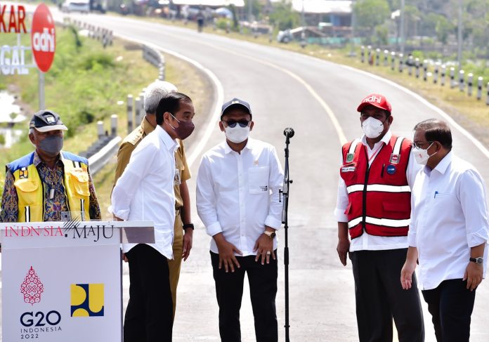 Presiden Jokowi pada Peresmian Jalan Lingkar Brebes-Tegal, di Kabupaten Brebes, Jateng, Rabu (13 April 2022). (Foto Humas Setkab)