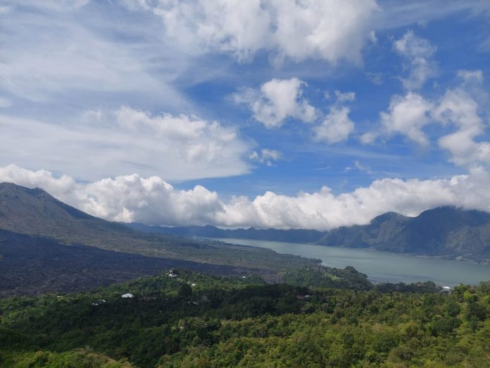 Danau Batur, Paduan Hijaunya Air dan Birunya Langit Sungguh Memukau (Foto Donna Situmorang Vibizmedia)